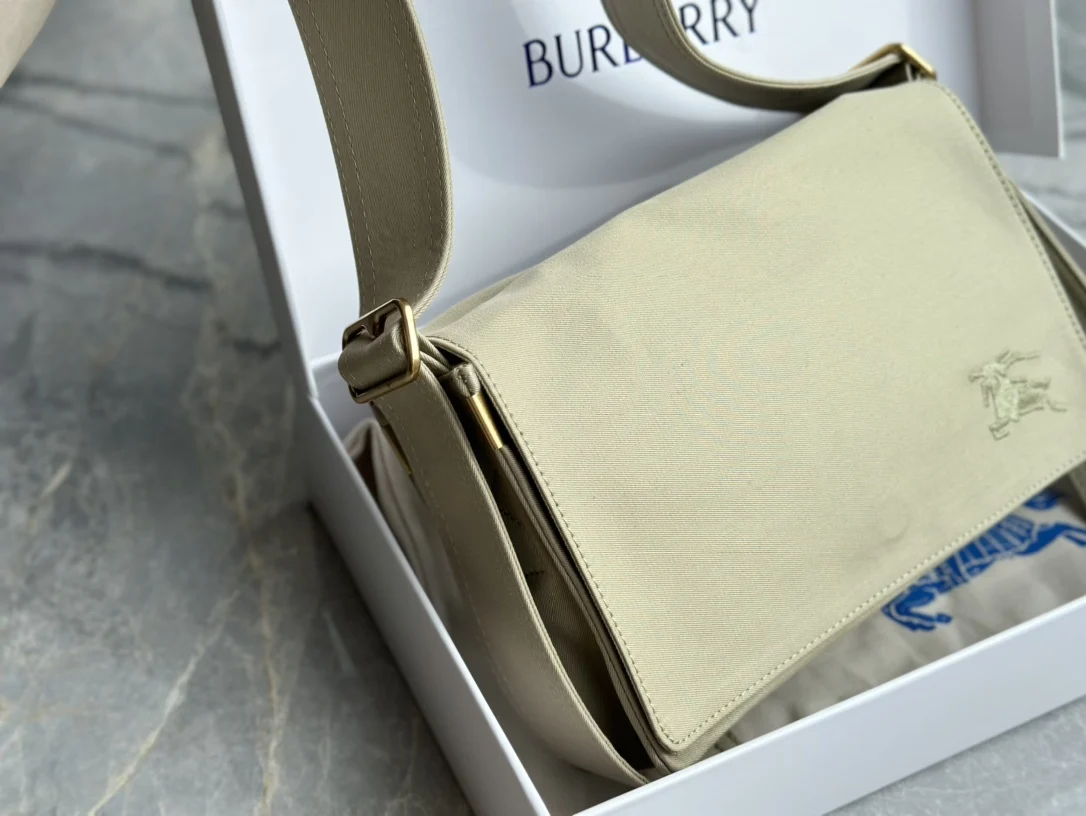 в стиле Burberry Появились новые модные женские кошельки-мессенджеры сумки через