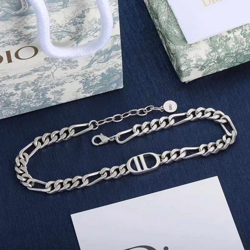 Женское универсальное модное колье с надписью CD в стиле копии 1:1 Dior Family Brass Pig Nose