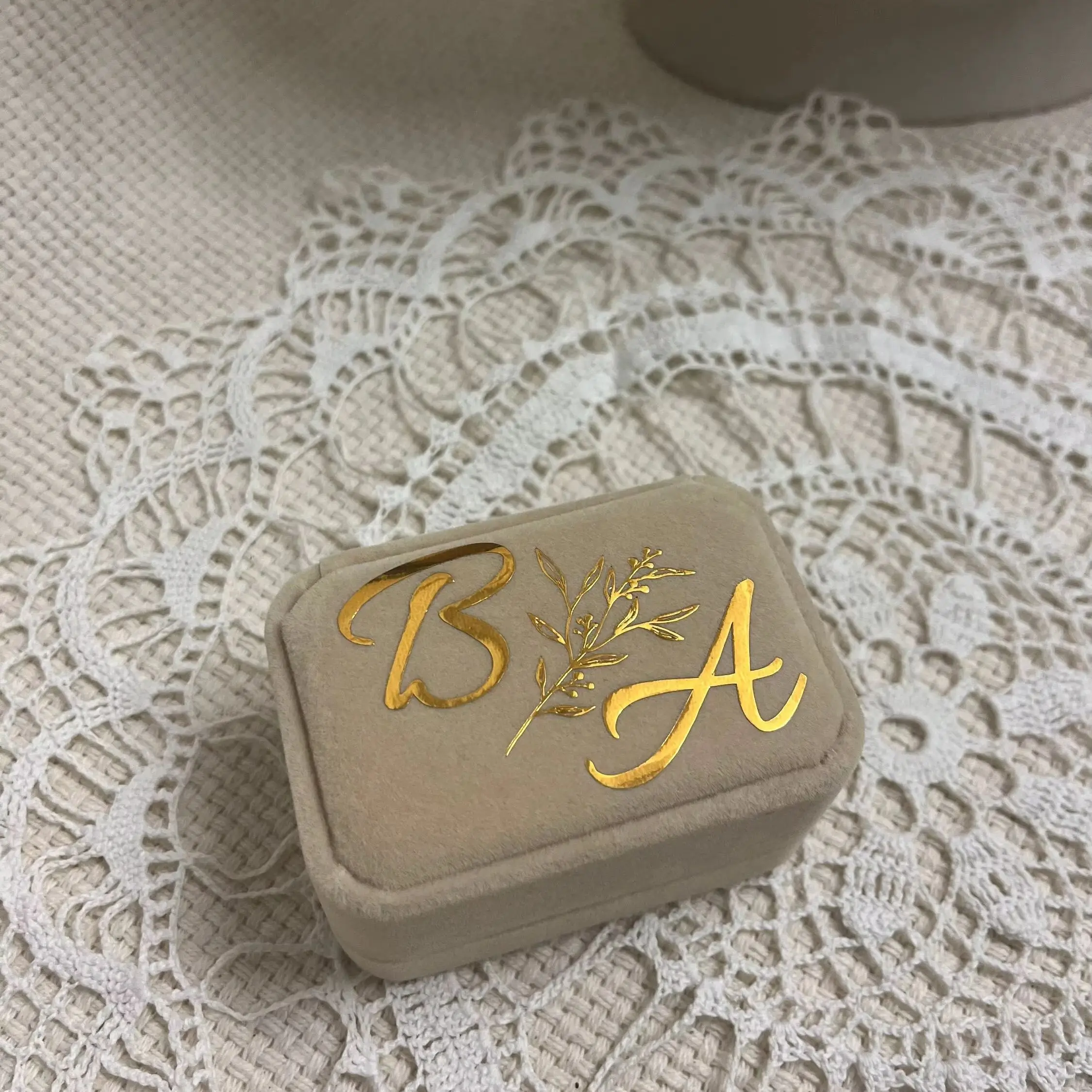 

Бархатная коробка для колец