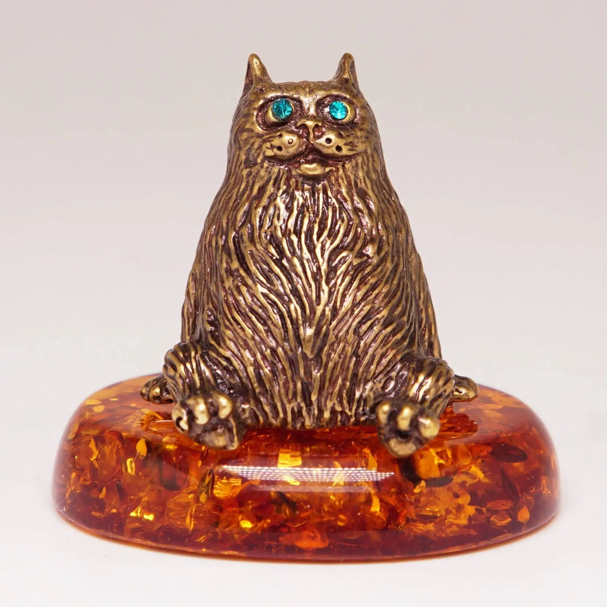 Уральская бронза челябинск статуэтки. Бронзовый кот. Венская бронза бергман голуби. Кот бронза. Скульптура кота в бронзе.