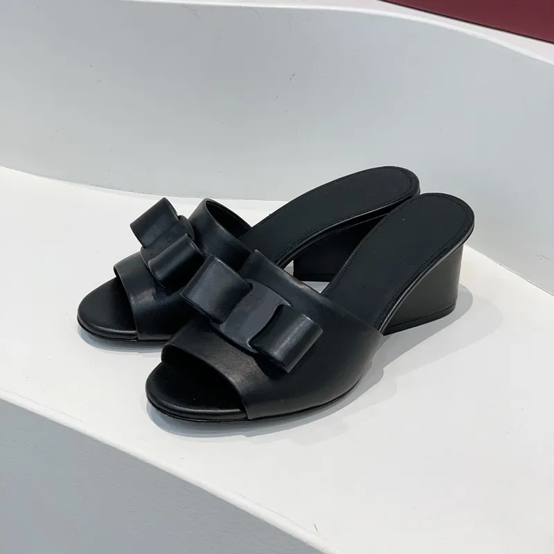 

Модные женские уличные тапочки на высоком каблуке, новинка 2022, шлепанцы из овечьей кожи на квадратном каблуке, повседневная Современная обу...