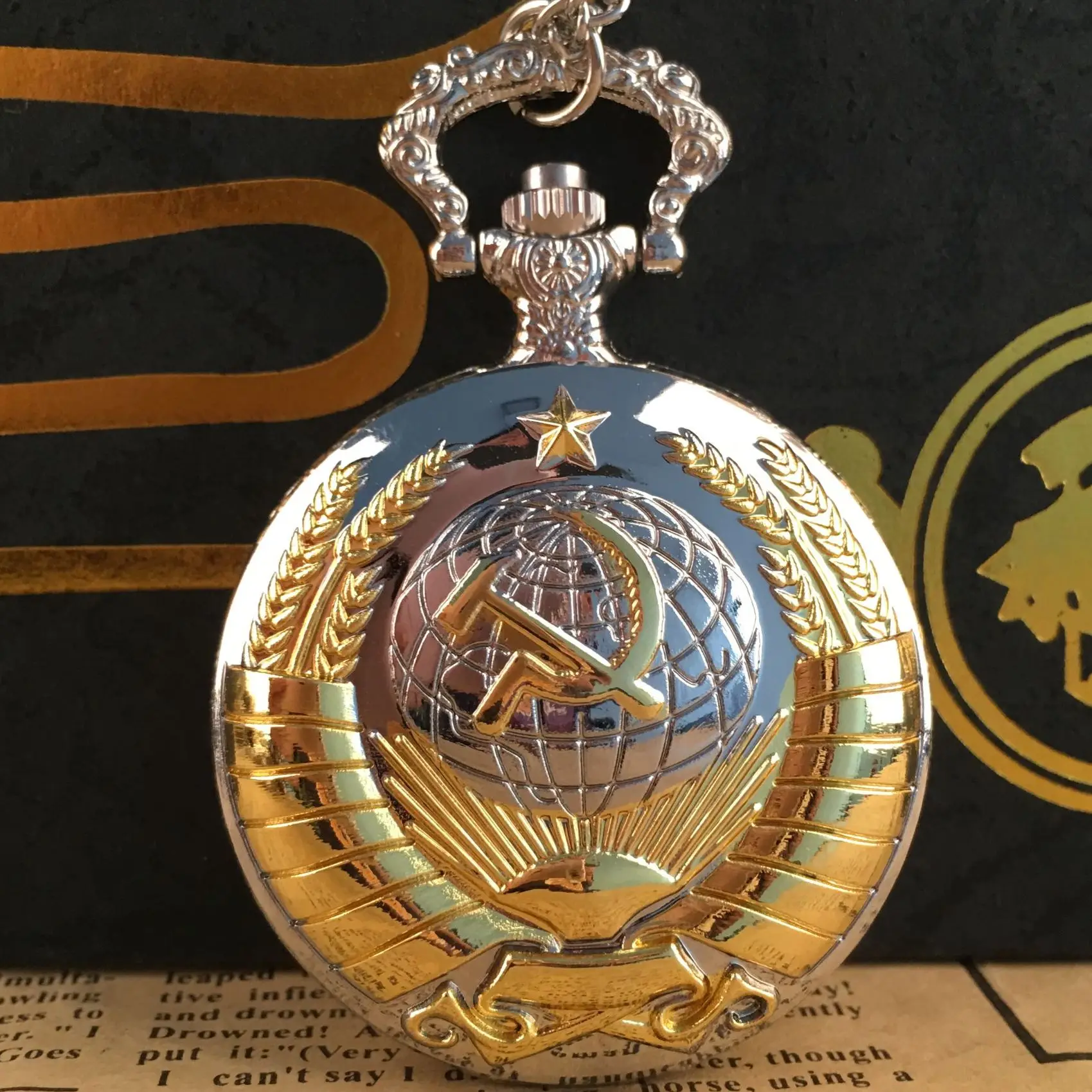 Винтажные карманные часы с эмблемой СССР