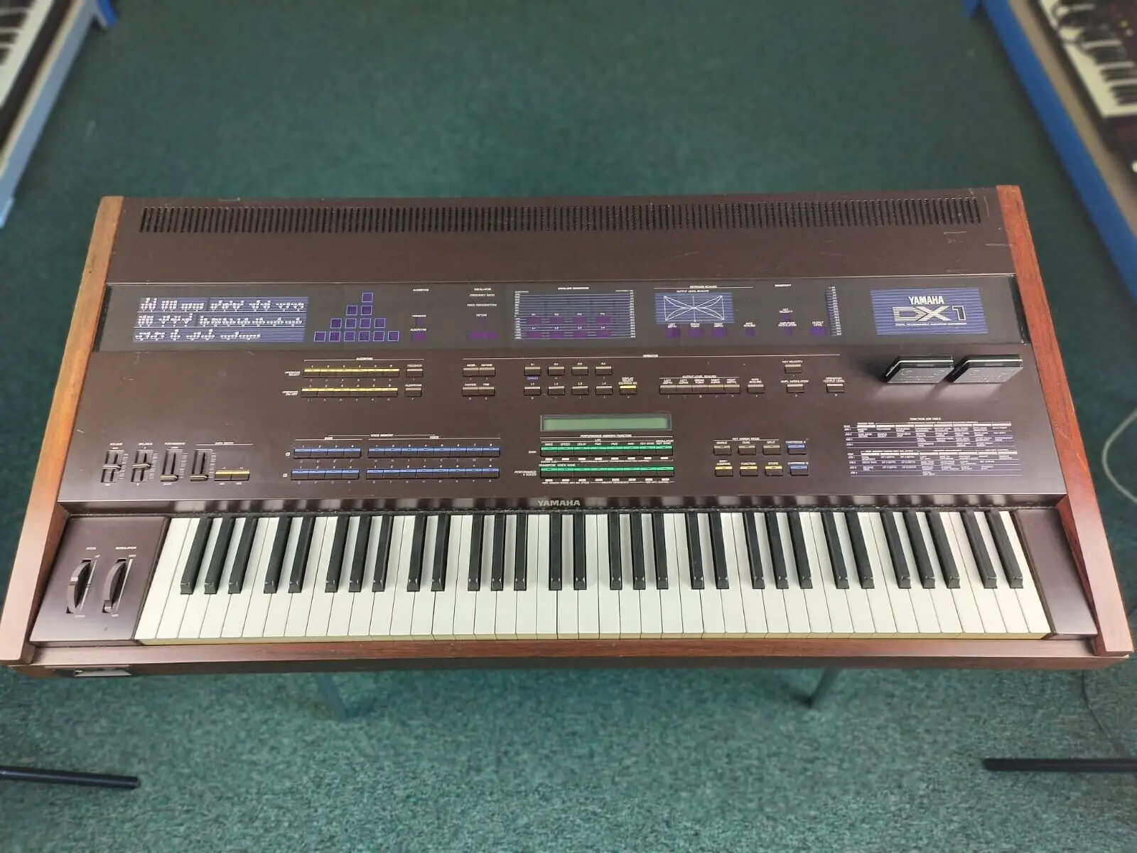 Совершенно новая Yamaha DX-1