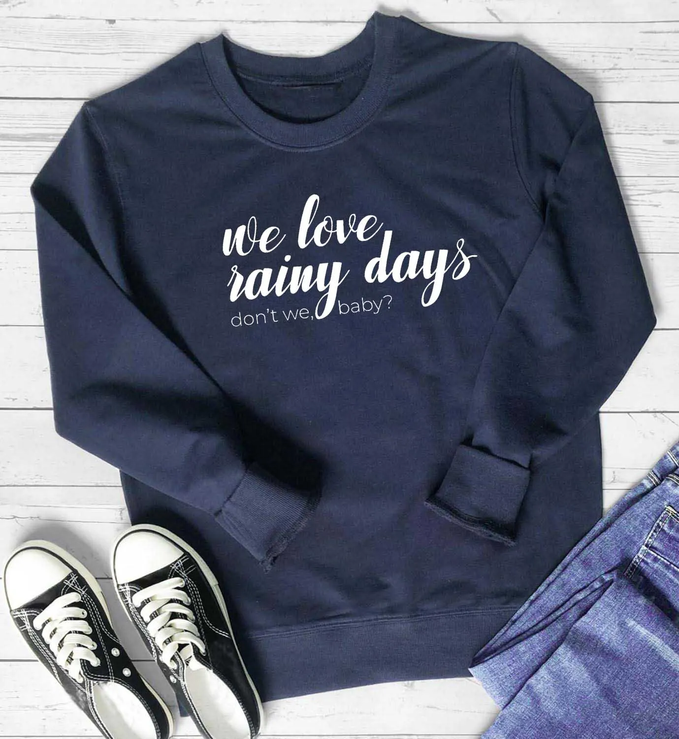 

Женский свитшот с надписью «We Love Rainy Days»