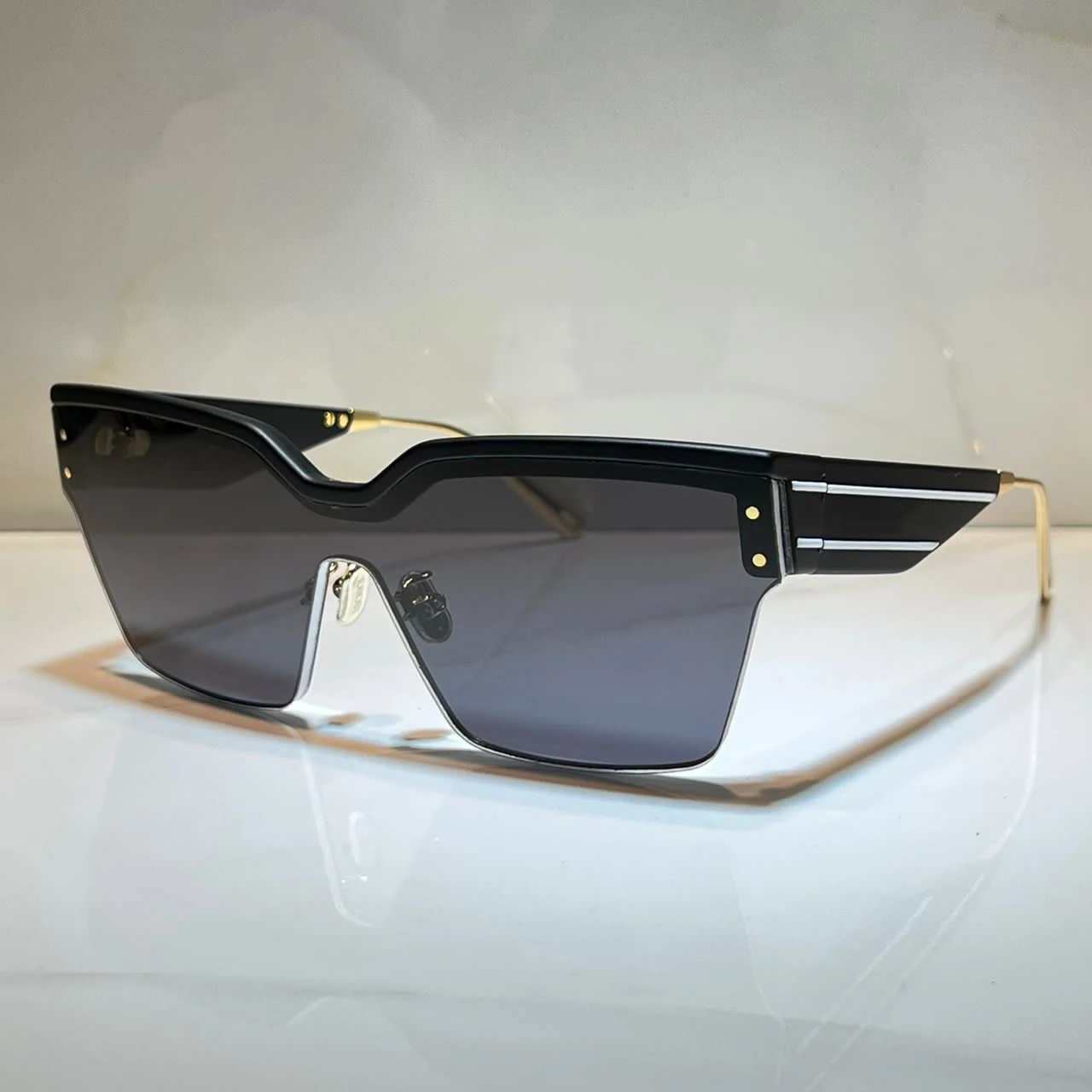 

Sunglasses For Women and Men Summer Club M4U Style Anti-Ultraviolet Retro Plate Frameless Brand Glasses Random Box