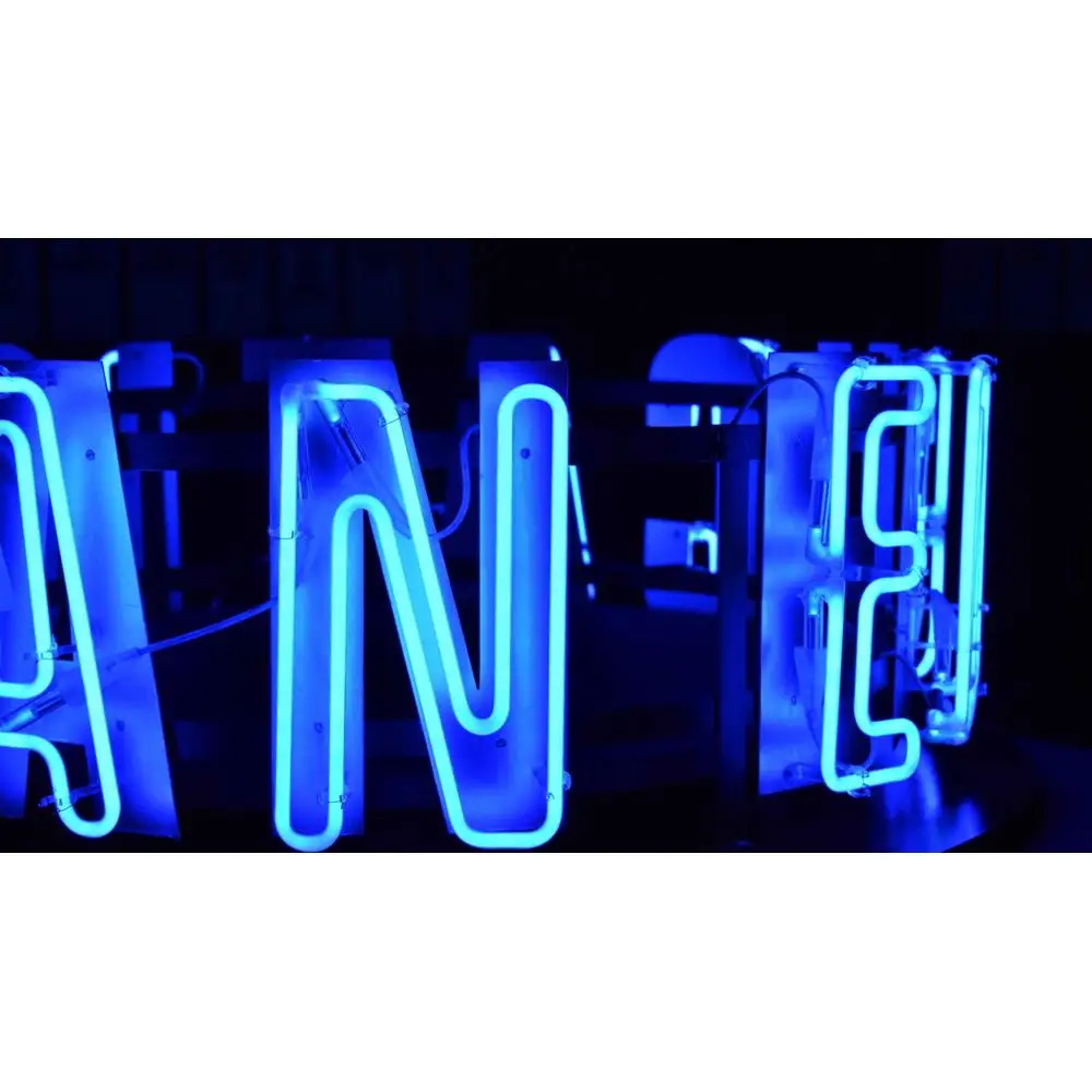 Нео буквы. Миравис нео логотип. Нео лого. Светильник hello. Нео буквы.