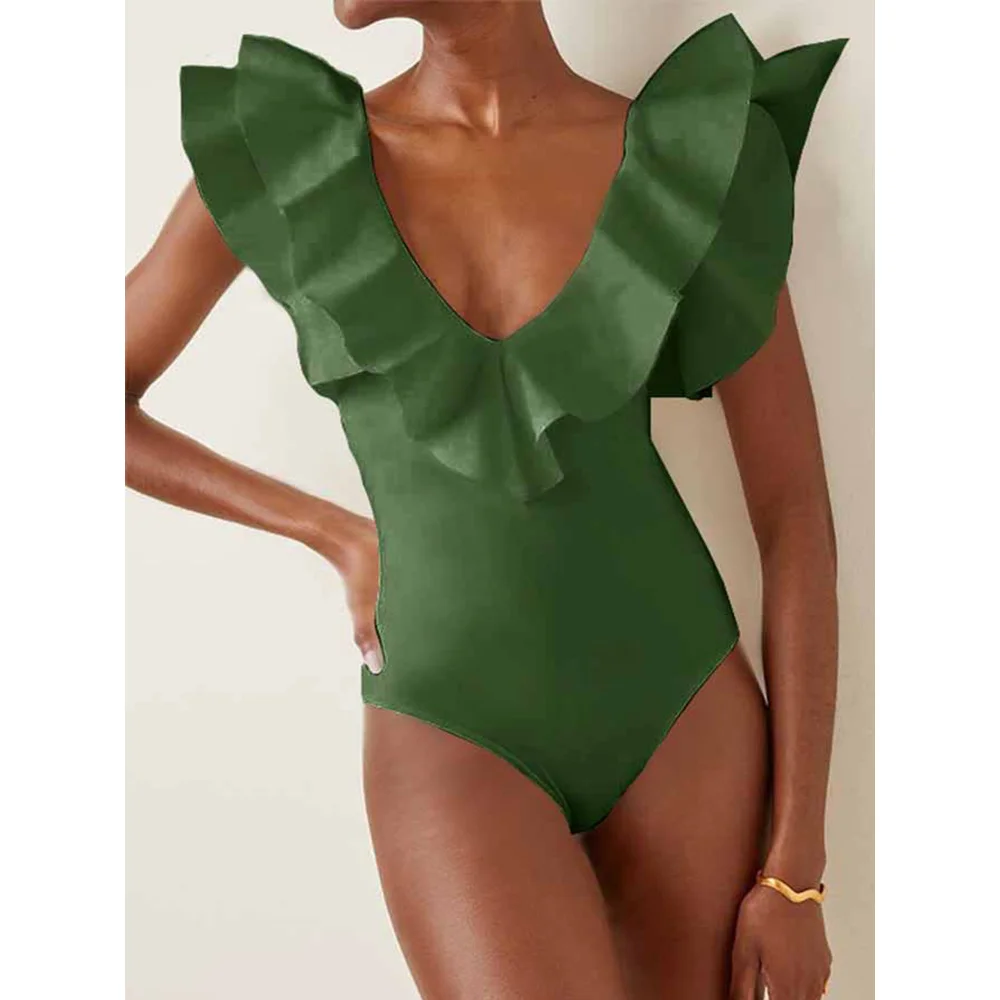 Слитный купальник с оборками и V-образным вырезом