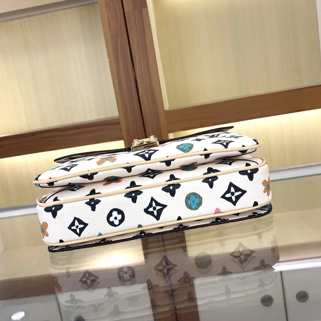 Почтальон упаковка новых товаров