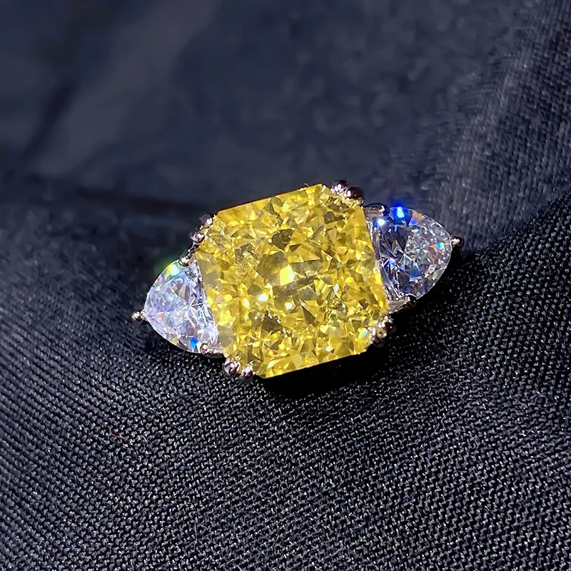 Женское Обручальное кольцо из серебра 10 х10 мм с бриллиантом