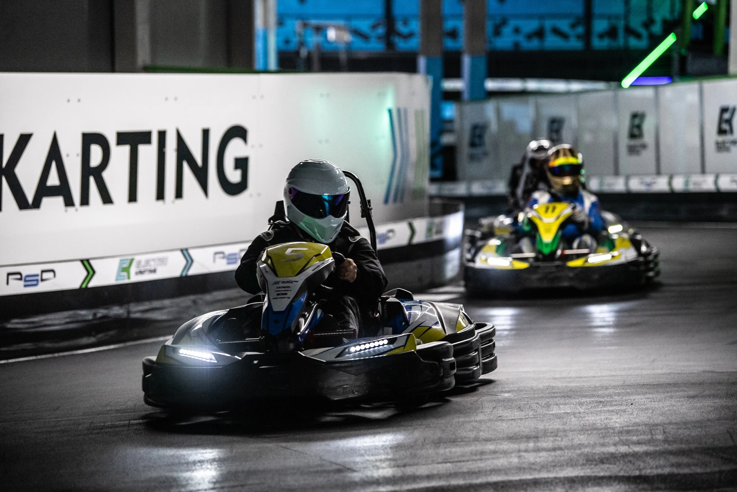 Экипировка картингиста. Картинг орехово зуево. Электро картинг казань. Электрокардинг казань. Электро картинг казань молл.