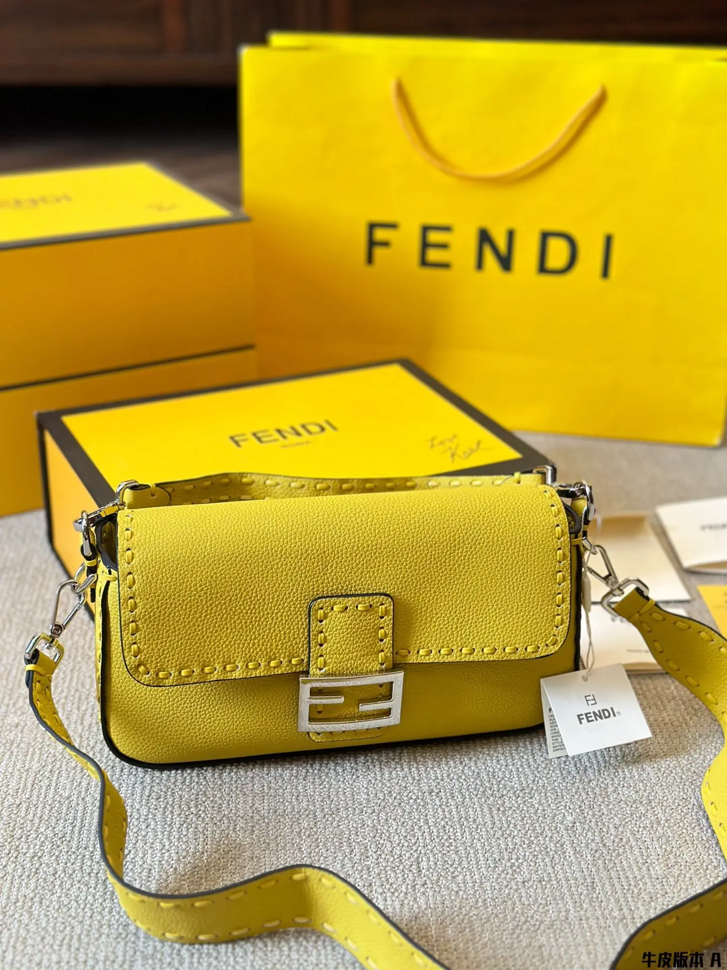 Женская сумочка Fendi изготовлена из высококачественной кожи повторяющейся на