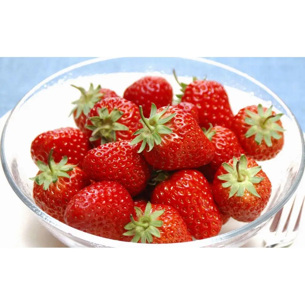 клубника в тарелке на столе