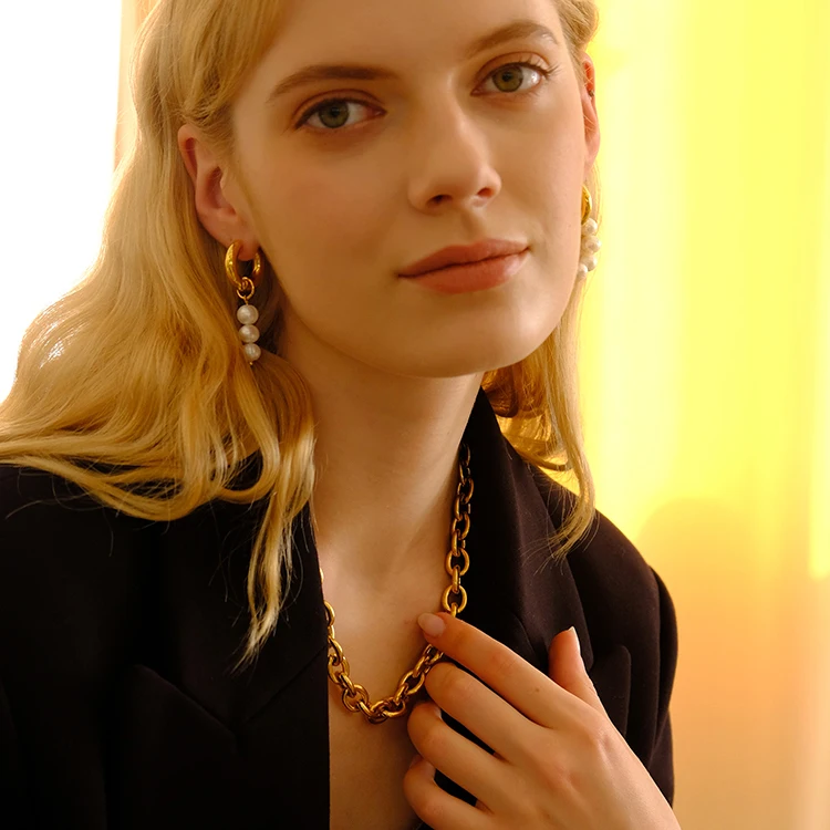 Серьги-кольца женские из 18-каратного золота с подвеской в виде капли