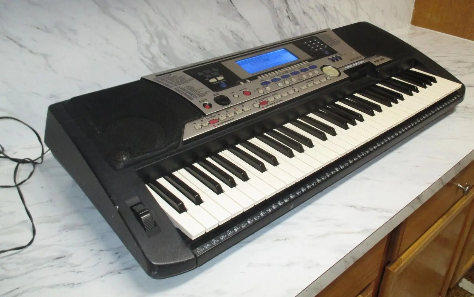 

Модель электронной цифровой клавиатуры Yamaha PSR -550-Pick Up только протестирована-работает хорошо