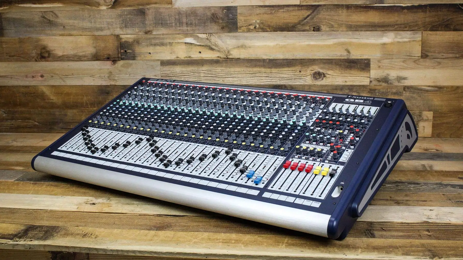 

Высокопроизводительный 24-канальный микшер Soundcraft GB4 24