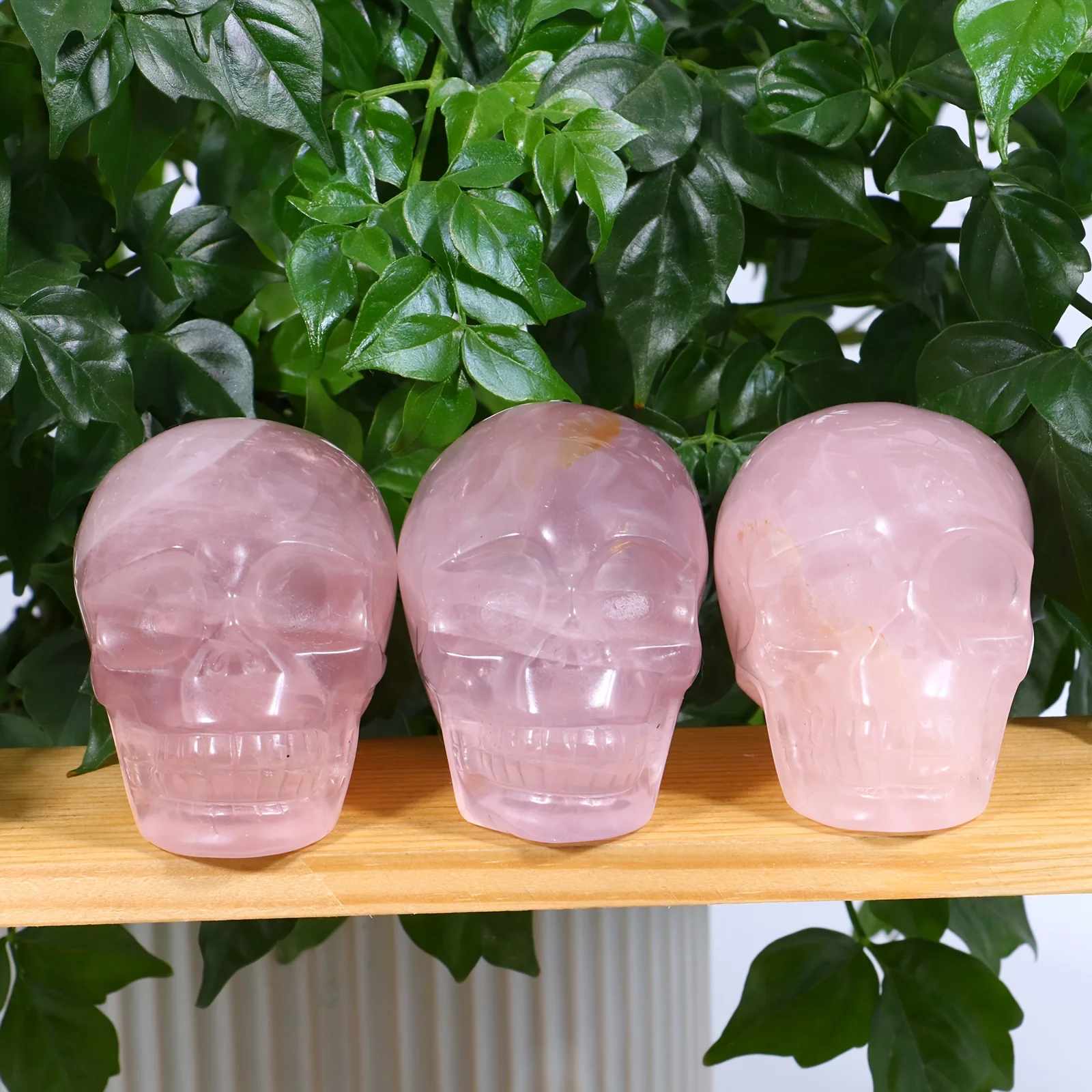 Хрустальная скульптура черепа из розового кварца