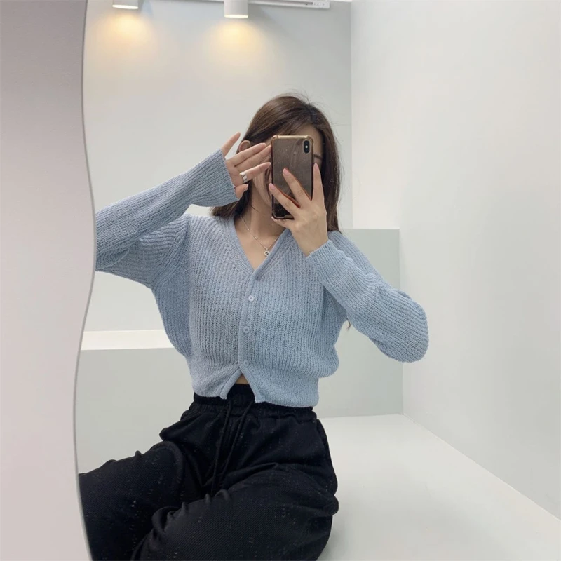 Укороченный облегающий женский костюм Caregan с тремя пуговицами и V-образным