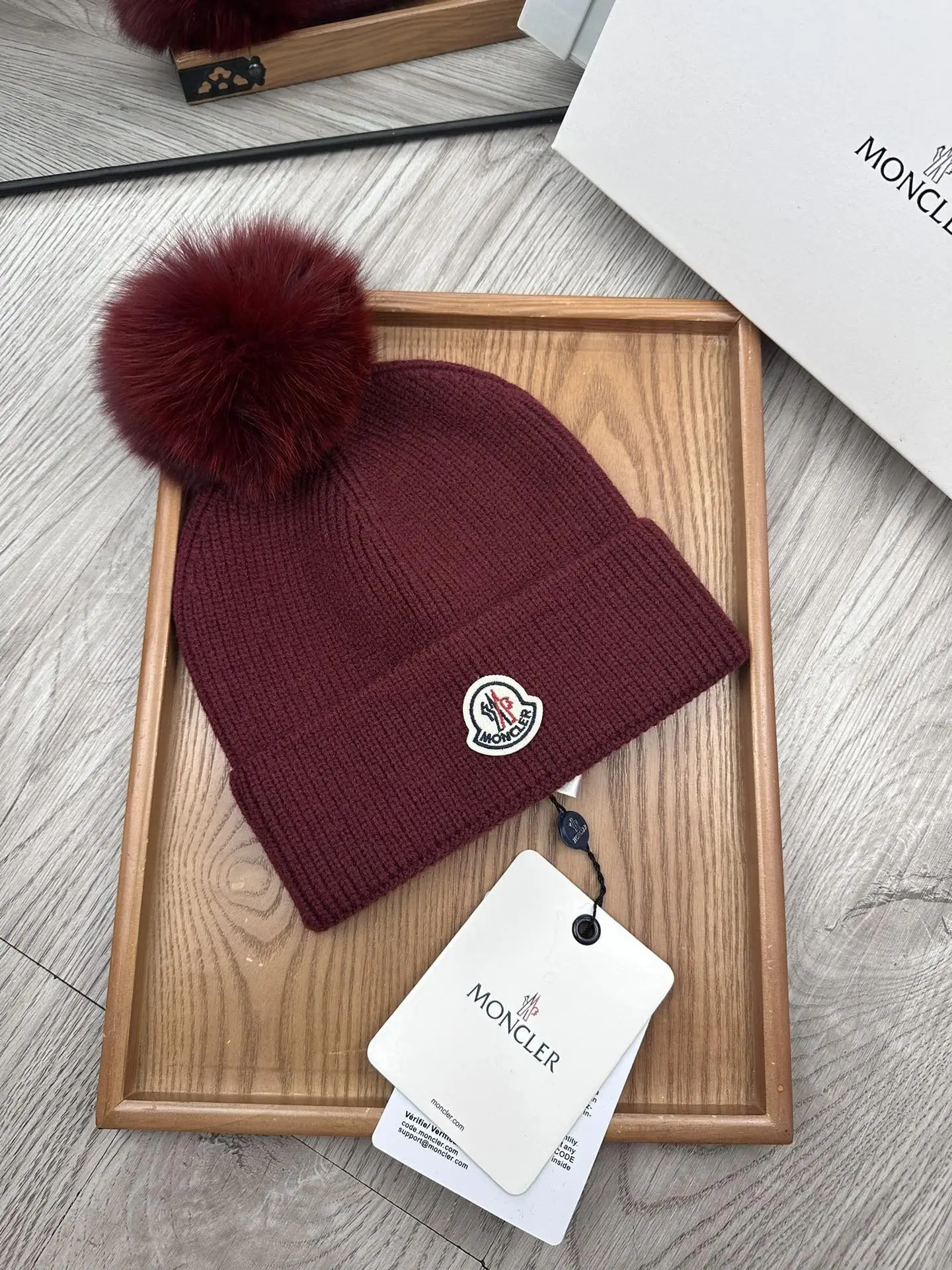 Сохранить теплые шляпы и трикотажные джемперы в стиле нейтральной