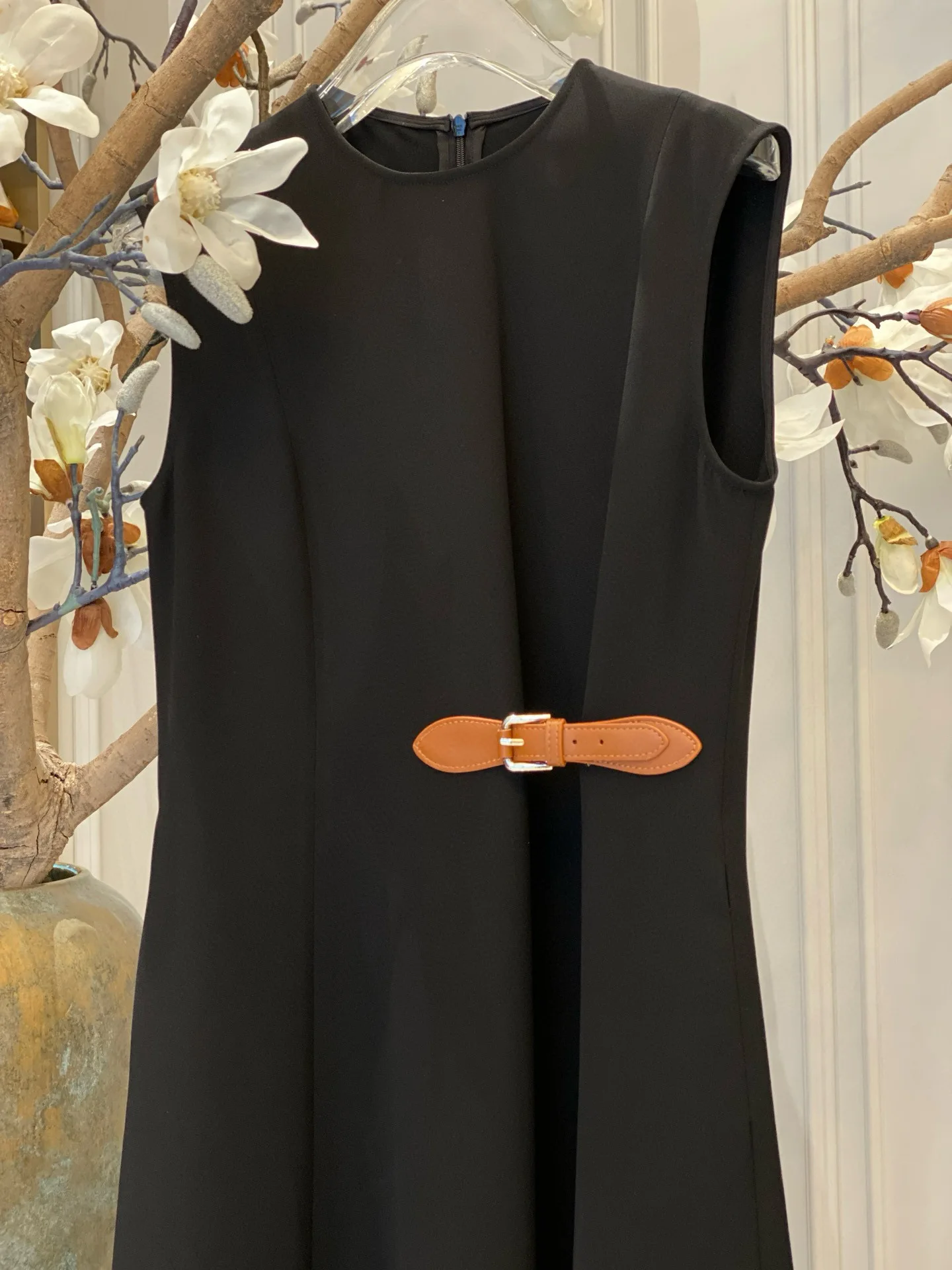 Элегантное платье миди без рукавов с декоративным ремнём