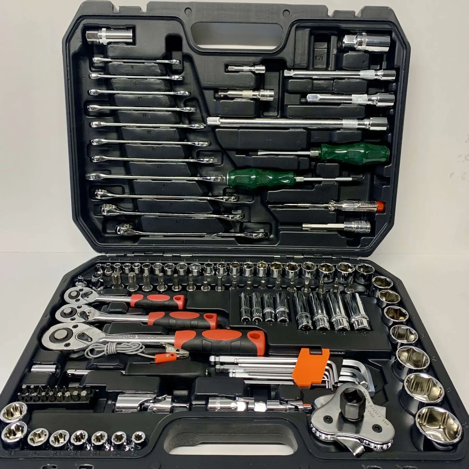 Набор инструментов в кейсе набор головок и ключей для ремонта и монтажа .