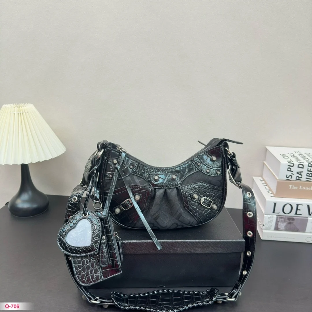 Новая модель из высококачественной кожи с одним плечом представленная в Париже