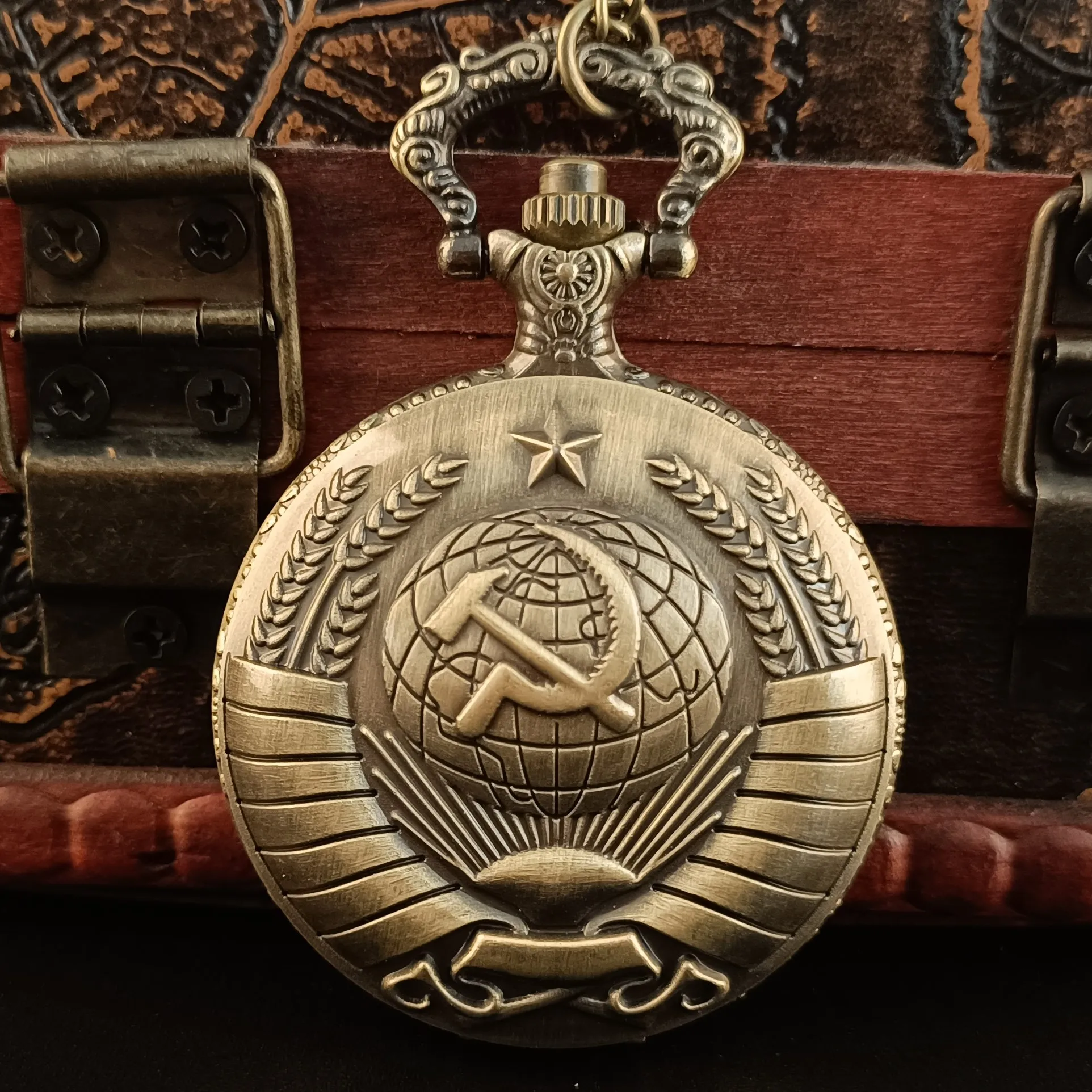 

Retro CCCP Russia Soviet Union Russian Flag Hammer Badges Sickle Pocket Watch Hook Design USSR Necklace Chain Gift for Men Women