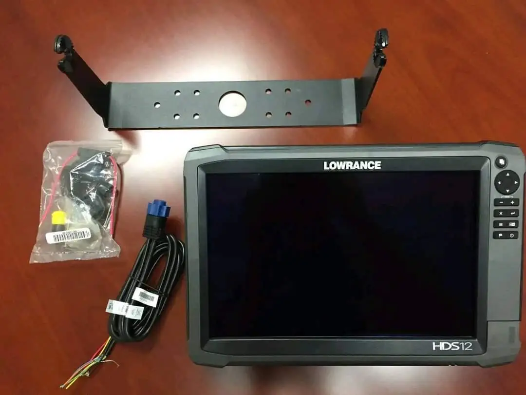 Скидка на эхолот Lowrance HDS-12 Live с изображением транца 3-в-1 C-MAP