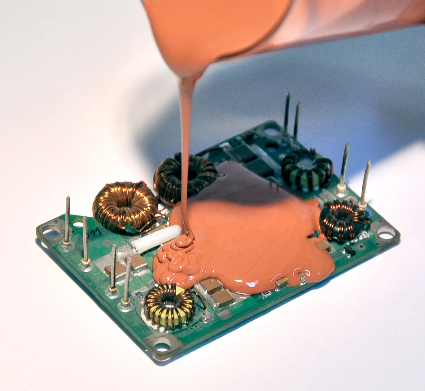 Гель герметизирующий удаляемый 8882-e. Компаунд теплопроводный. 3m scotchcast 2131. Компаунд пк-68. Очищающие компаунды.