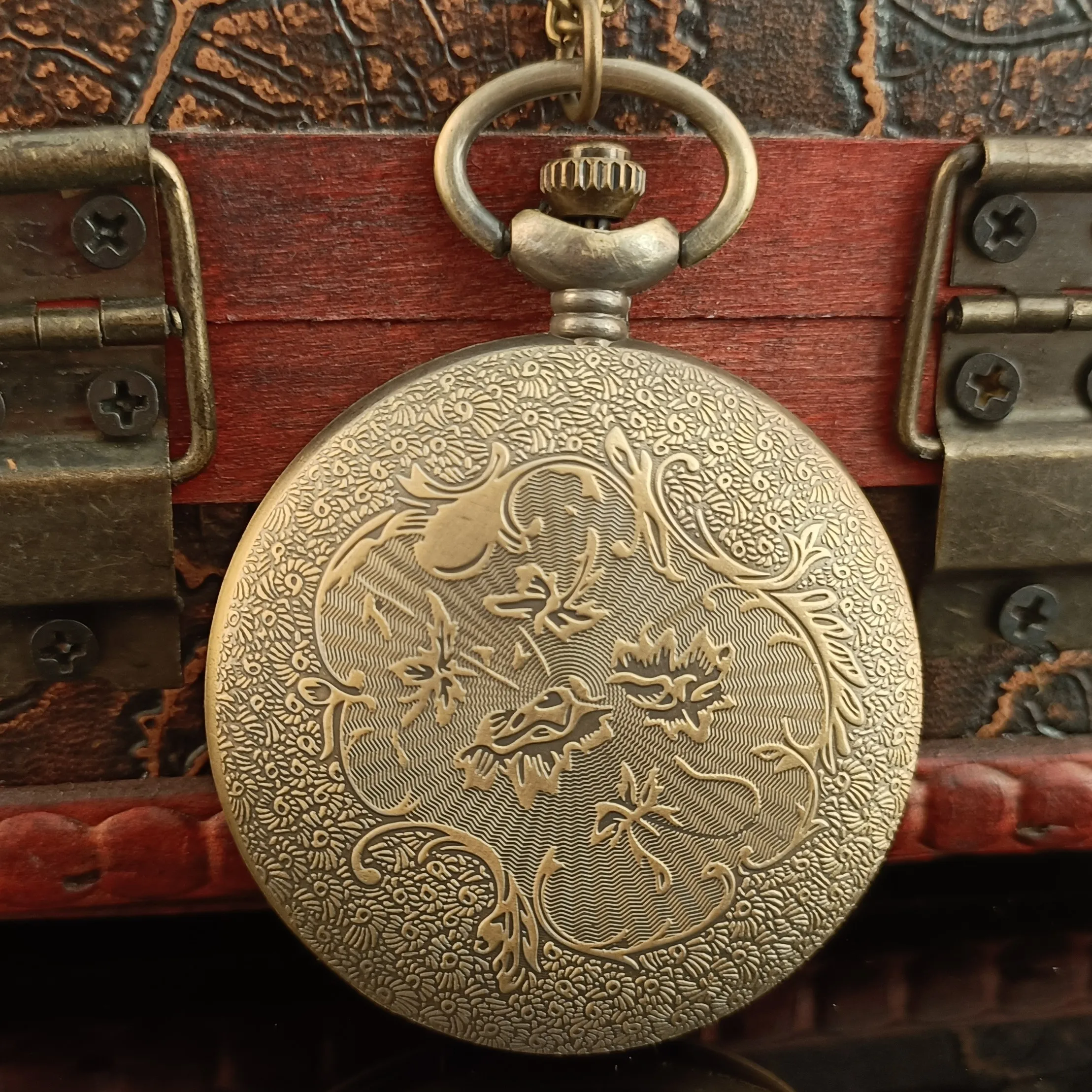 Рисунок 4 - Часы наручные в античном стиле