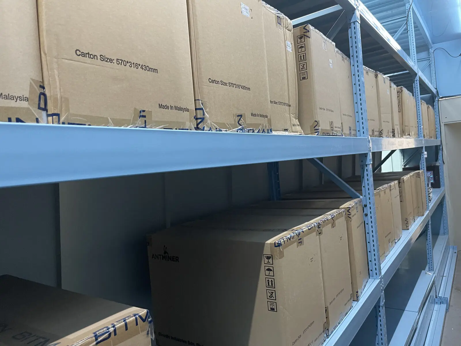 Bitmain Antminer S21 Hydro 319T — совершенно новый заводской запечатанный с гарантией