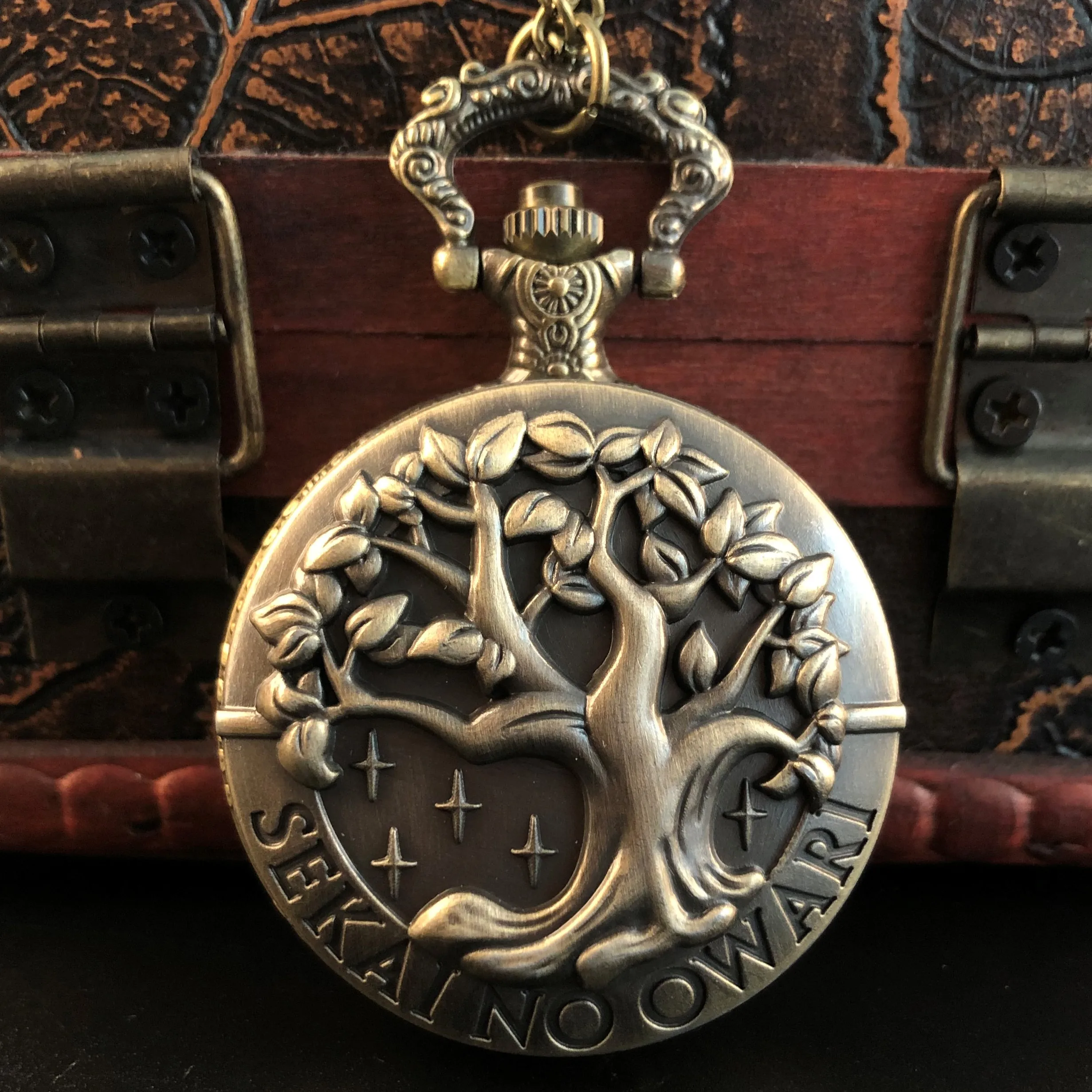 Рельефные кварцевые карманные часы