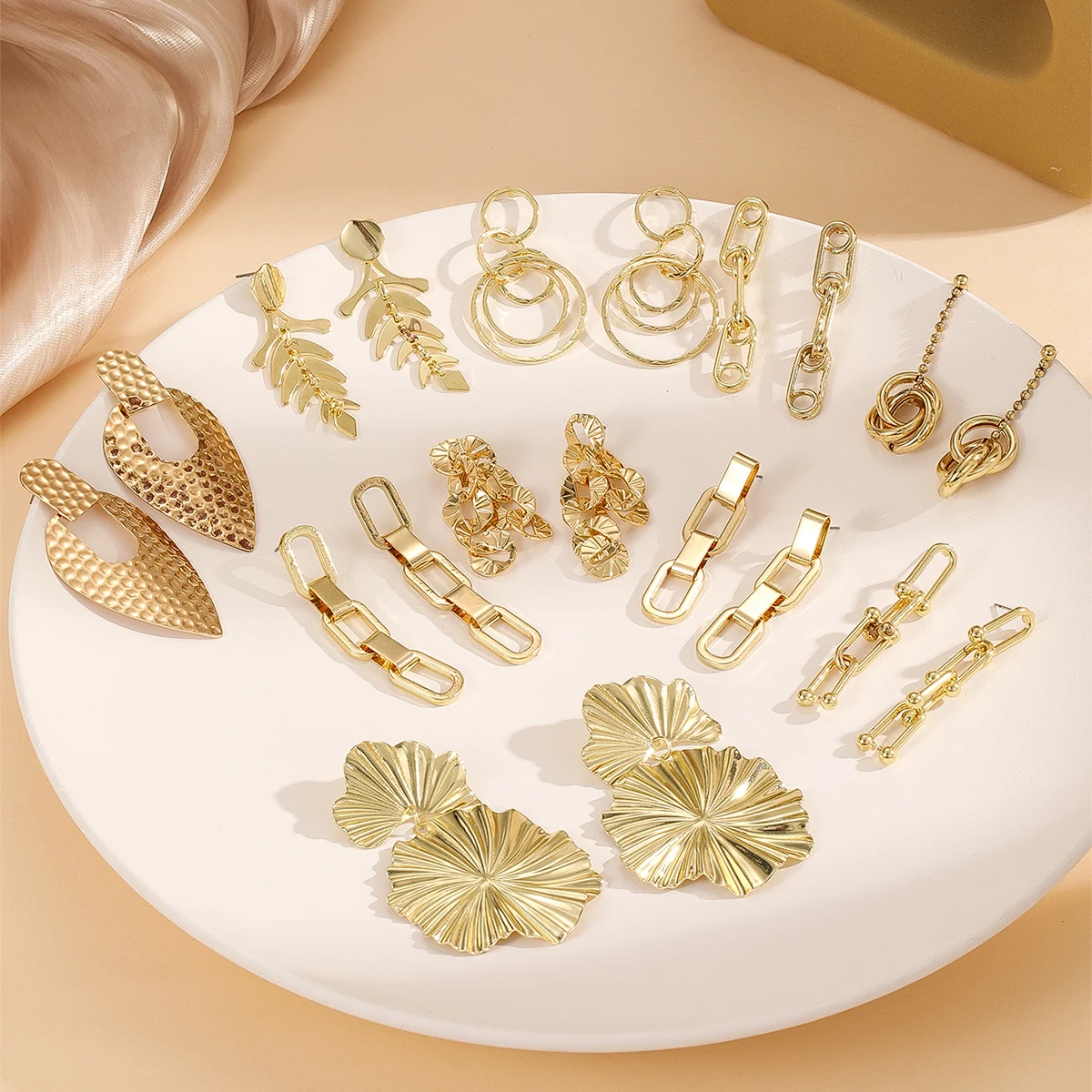 

Женские серьги-гвоздики в форме листьев, золотистые металлические серьги неправильной формы, массивное Ювелирное Украшение, аксессуар, 2022