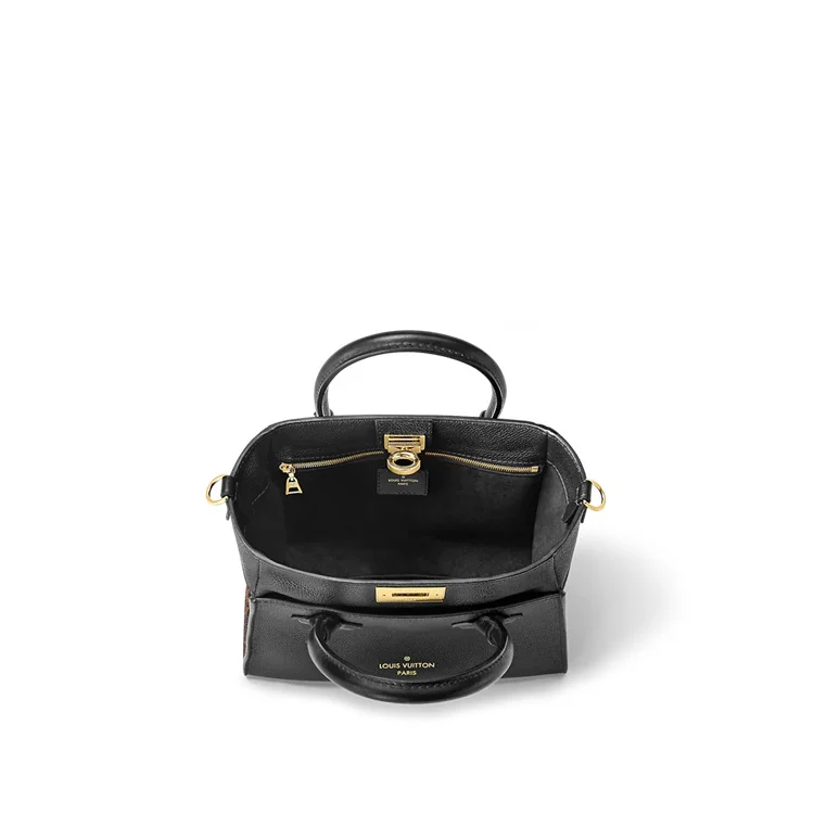 Черная Сумочка Лежащая рядом со Мной