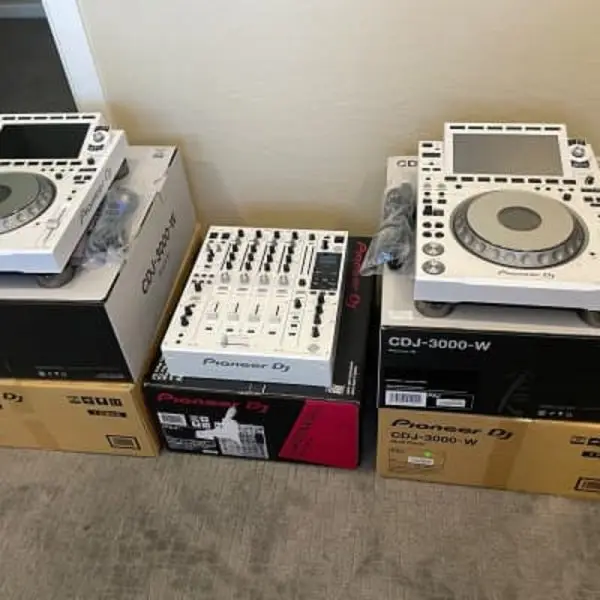 

Совершенно новый оригинальный PIONEER DJ CDJ-3000 (пара) и телефон
