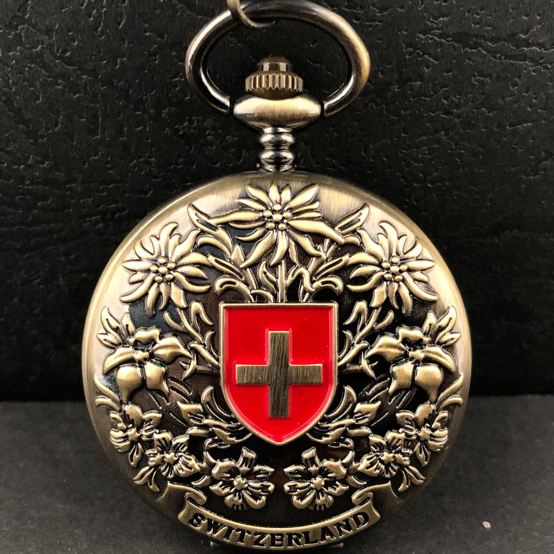 

Antique Bronze Mechanical Pocket Watch Retro Swiss Red Cross Classic Pocket Watches Men and Women Birthday Practical Gift