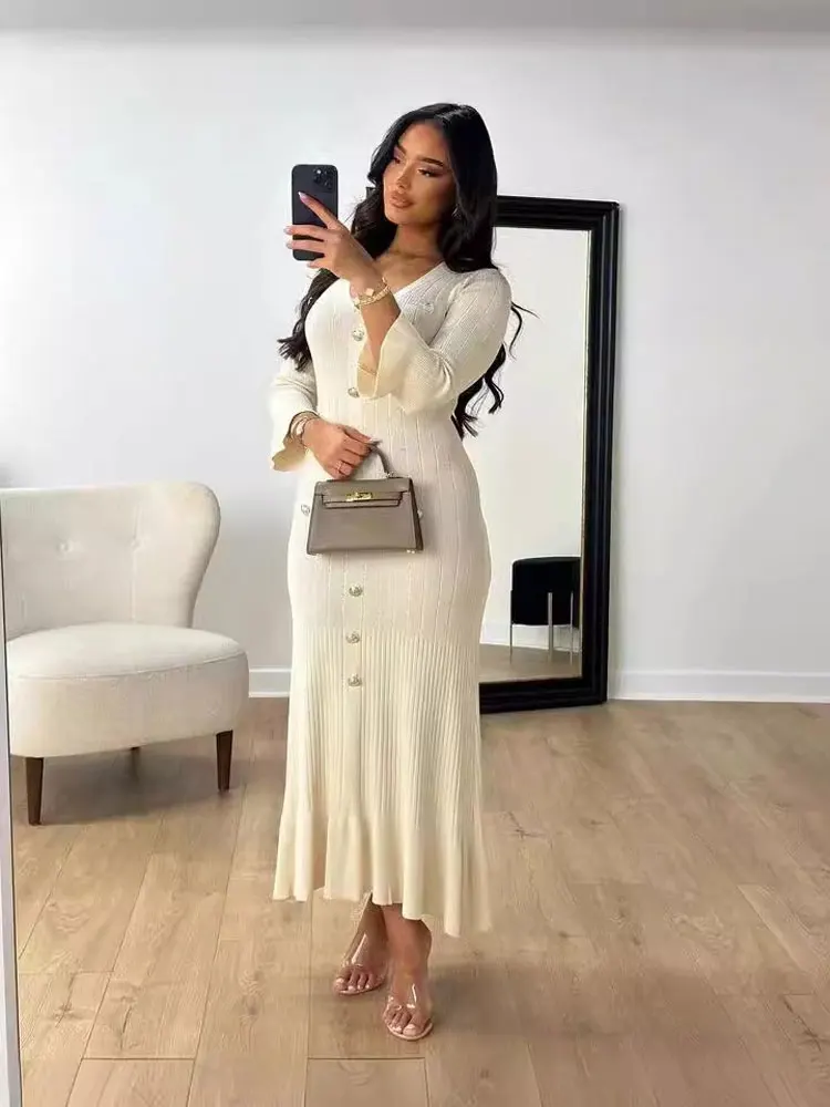 Женское облегающее платье с расклешенными рукавами и V-образным вырезом