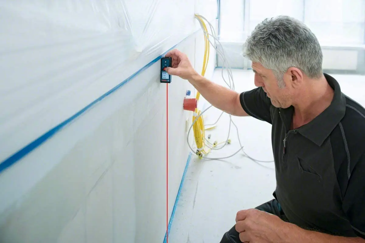 Лазерный дальномер BOSCH GLM40 профессиональный измерительный инструмент