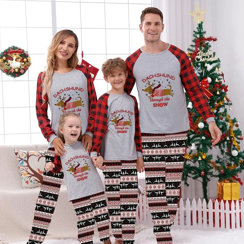 

Рождественские сочетающиеся Семейные пижамы такса через снег бесшовные Фотообои