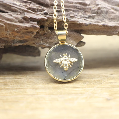 Натуральный розовый кварц, выложенный Пчелкой, круглые драгоценные камни, подвеска, позолоченная цепочка, ожерелье, белый кристалл, лазурит, очаровательные ювелирные изделия в форме монеты, QC3167