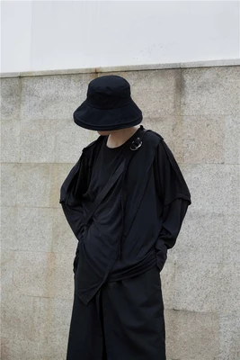 Осенняя Асимметричная простроченная футболка черного цвета с маленьким