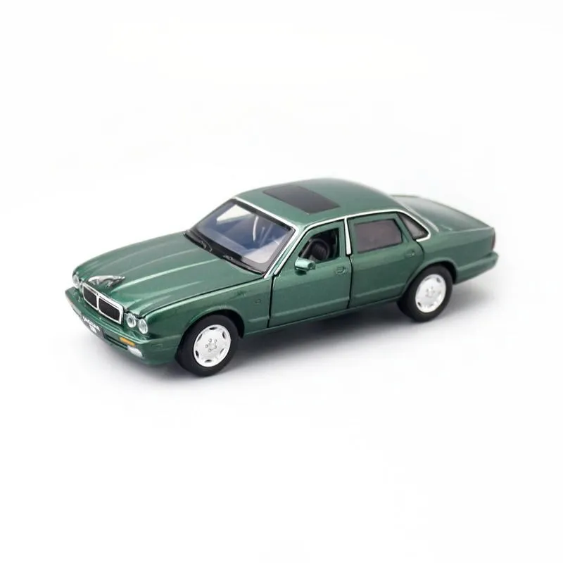 Автомобиль Ягуар XJ6 1:32 Масштаб классический литый под давлением со звуком