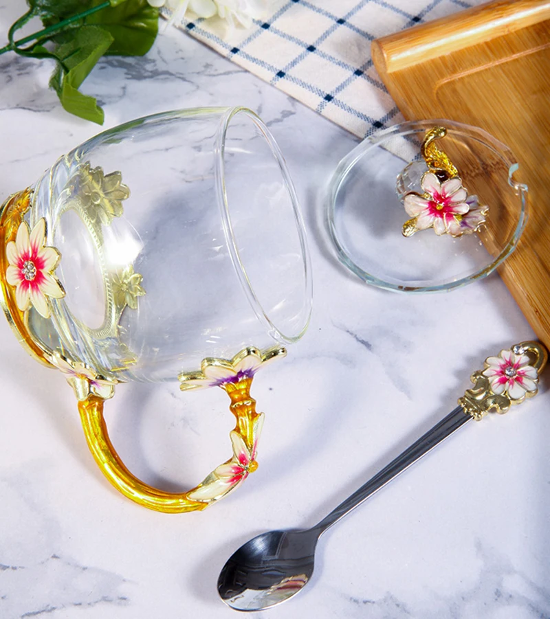 Кружка Red Rose Enamel Crystal с цветочным узором и ручкой - идеальный подарок для любимого человека на свадьбу.