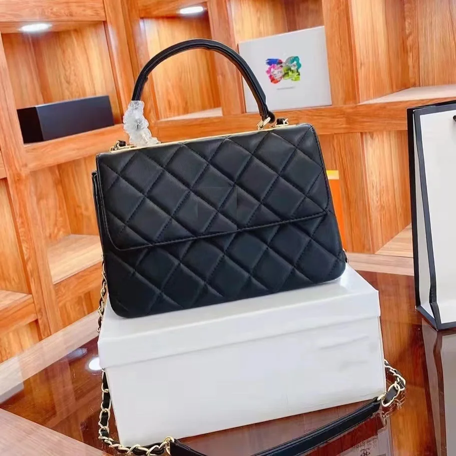 

Женская кожаная сумка-тоут с ручками и одним ромбом