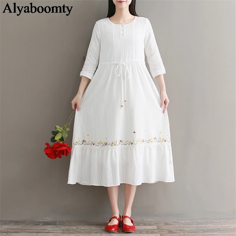 Женское хлопковое белое миди платье элегантное с цветочной вышивкой