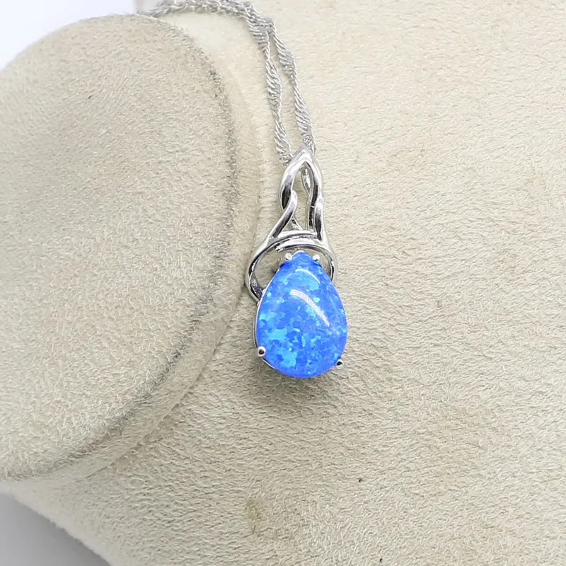 Женский ювелирный комплект из колье и серёг с голубым опалом | Украшения