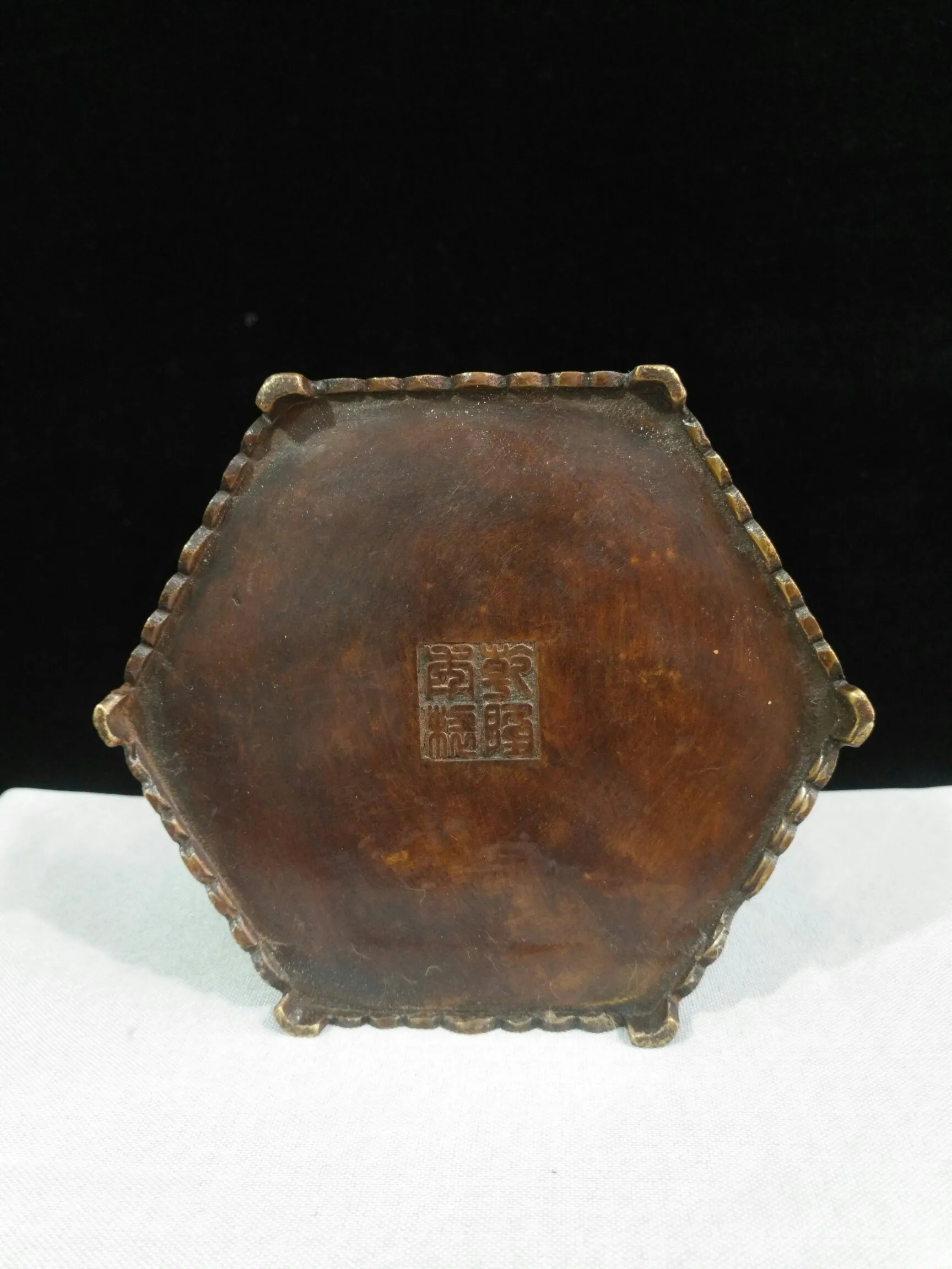 

LaoJunLu Old Copper Tire Made In Qianlong Year, Desk, Elegant Play, Five-Sided Multi-Treasure Jar] Plum Box Imitation antique