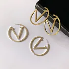 Новые асимметричные металлические серьги-кольца с буквами V для женщин, корейские серьги из нержавеющей стали, круглые серьги-кольца, ювелирные изделия в подарок