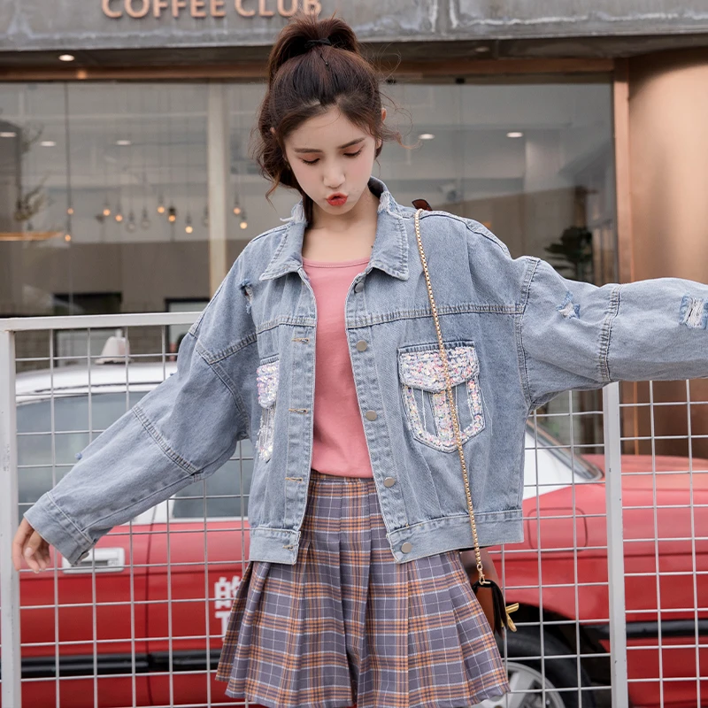 Женская джинсовая куртка с блестками свободная длинным рукавом и дырками в стиле