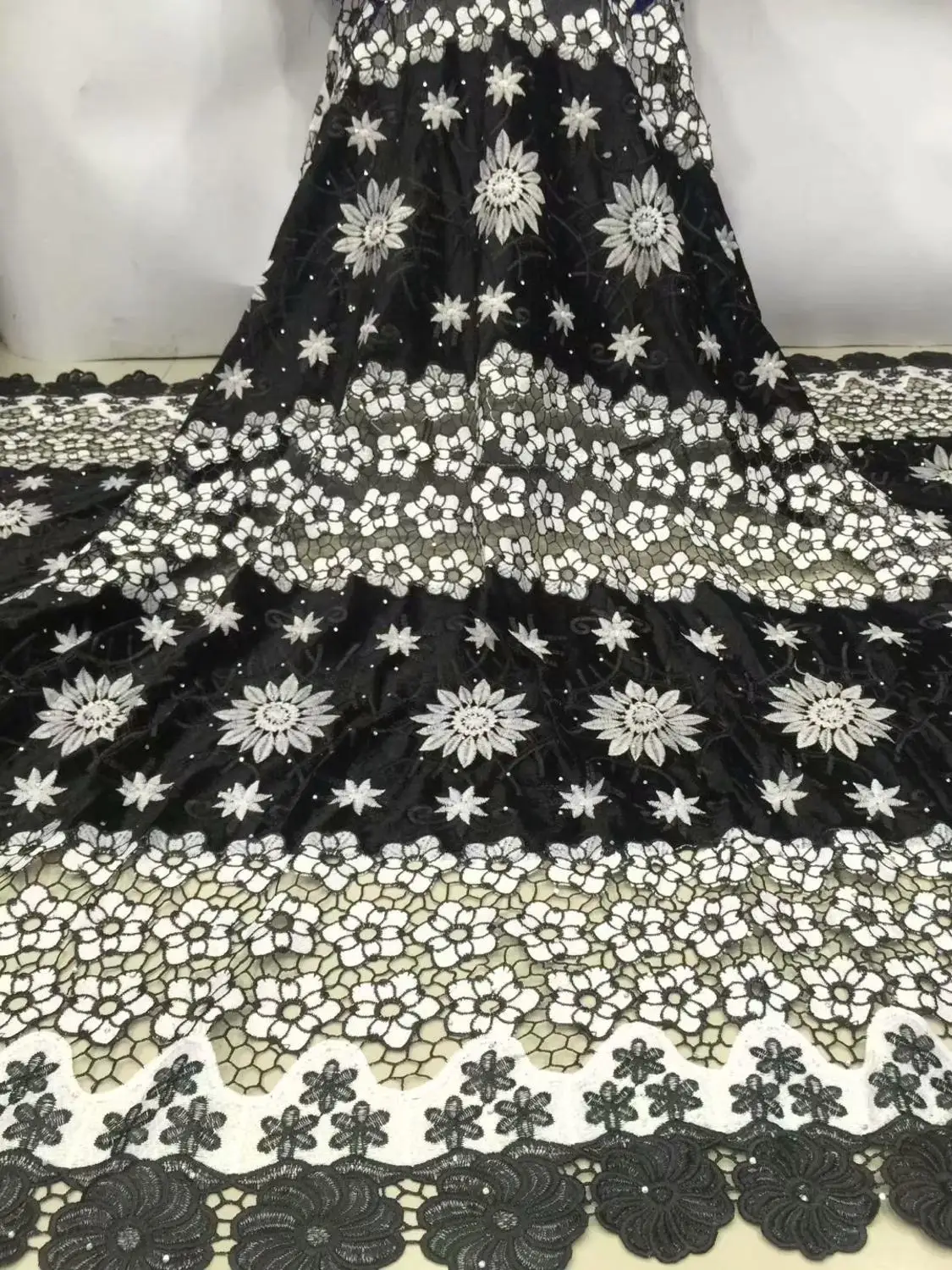 

Black White African Lace Velvet Fabric With Rhinestones Guipure Border Sewing Crafts For Wedding Garment Dress