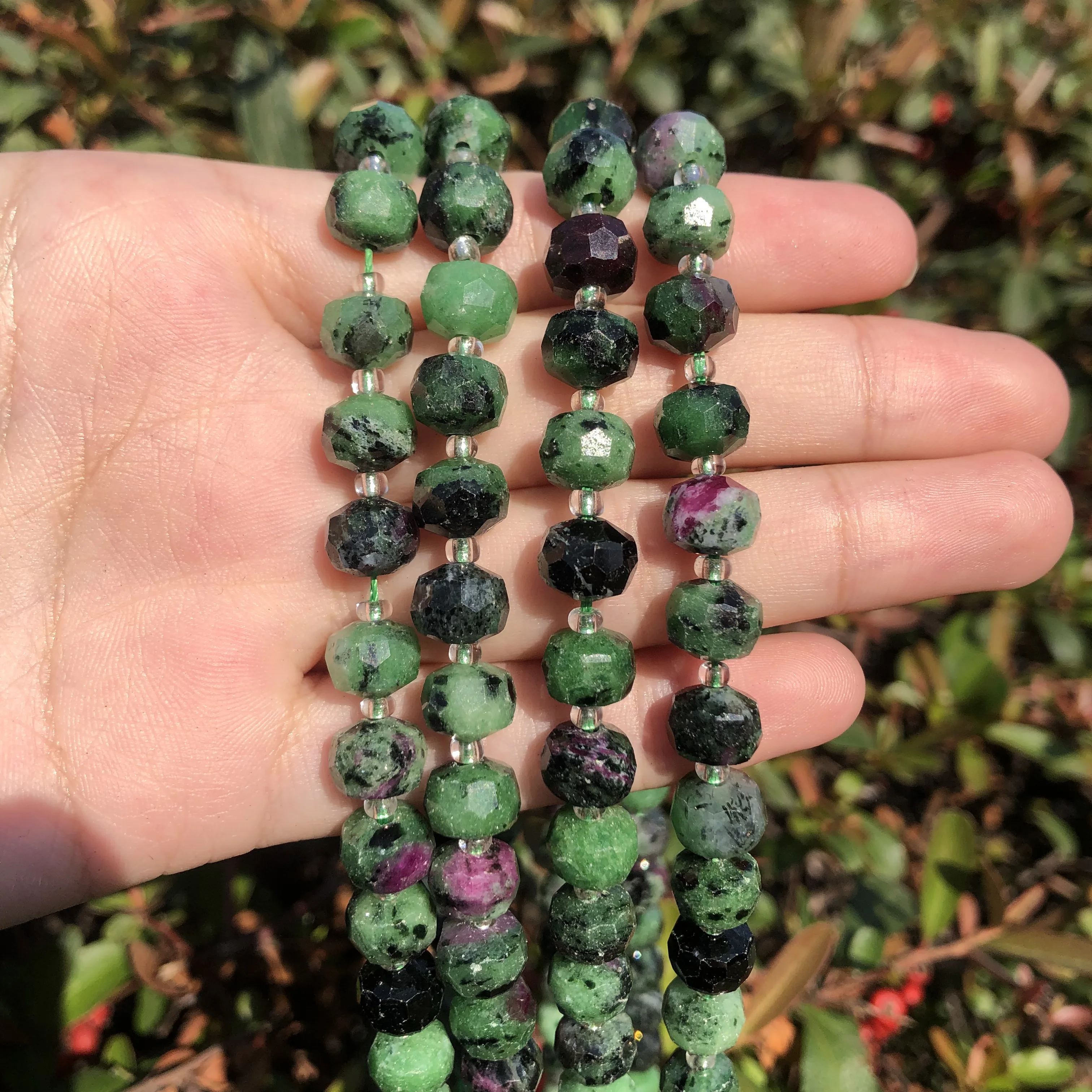 Натуральные бусины Epidote Rubys камень циозит в форме колонки граненые свободные